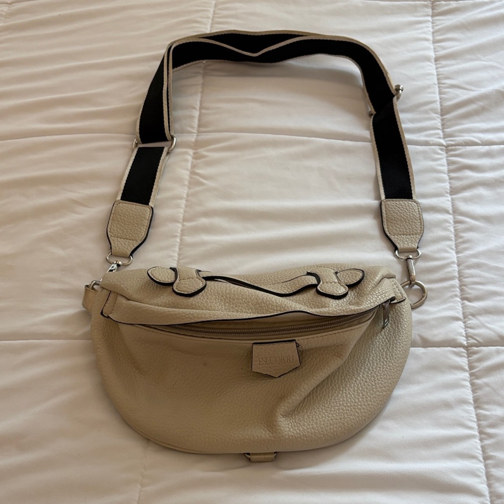 Elegant Cream Crossbody Bag with Adjustable Strap